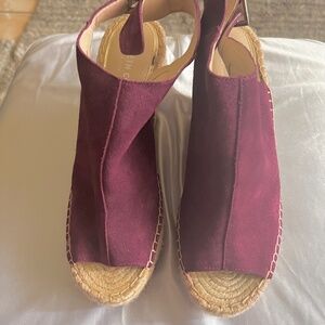 Kenneth Cole sued burgundy wedges